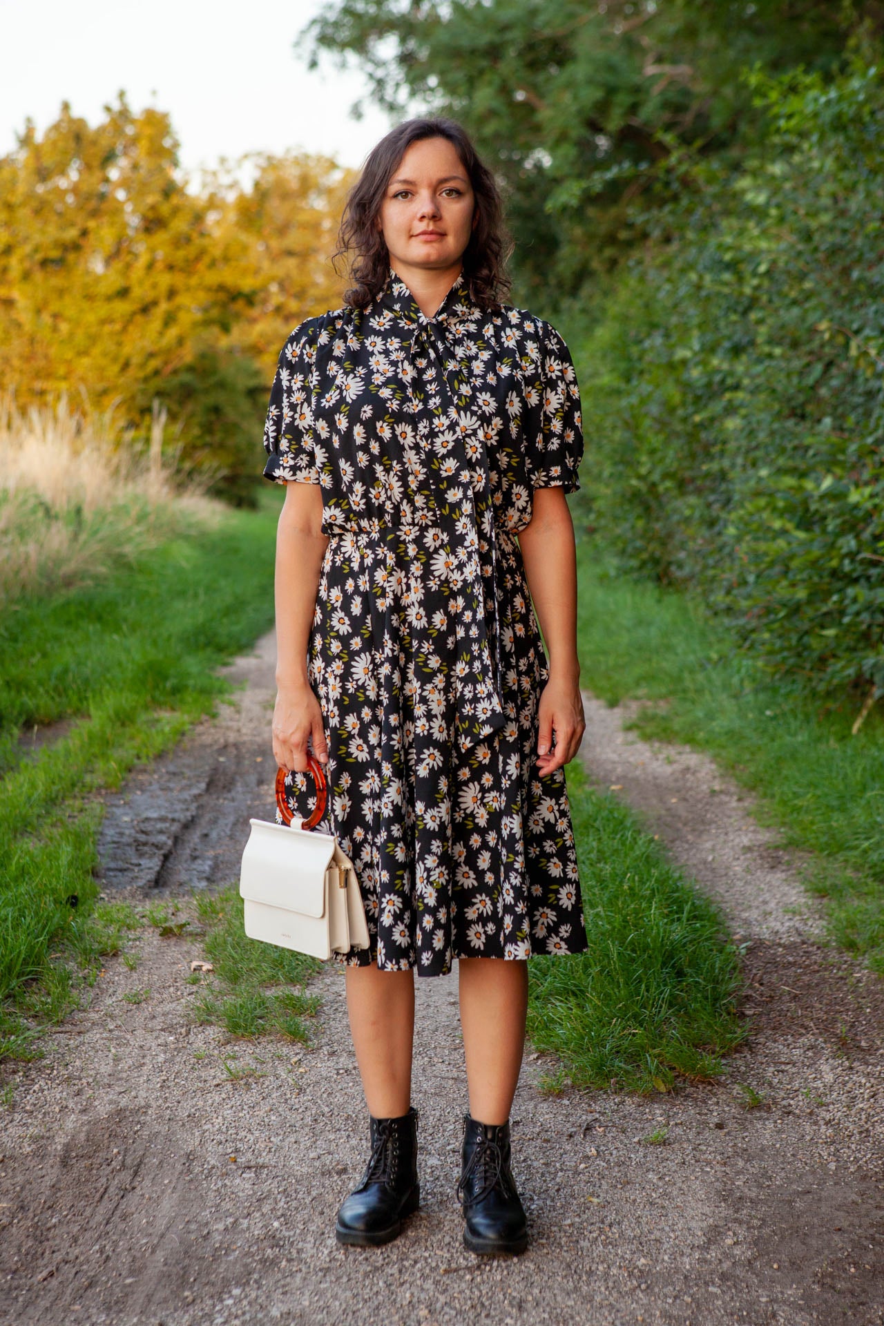 Schwarzes Seidenkleid mit Blumenmuster